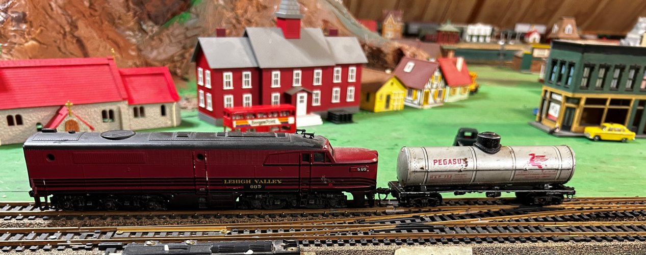 Tinplate Pegasis tank carbody on Mantua frame.JPG